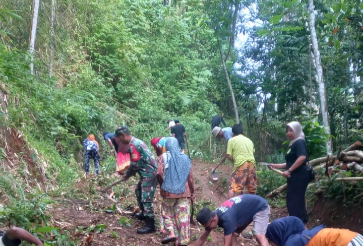 Warga membersihkan jalan